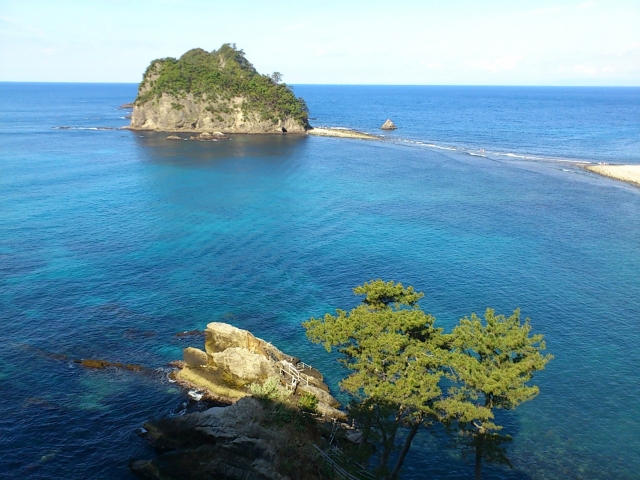 干潮時に海が割れ陸と地続きとなるトンボロ現象は県の天然記念物。